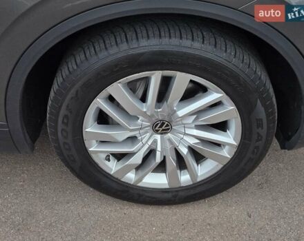 Серый Фольксваген Туарег, объемом двигателя 3 л и пробегом 120 тыс. км за 50300 $, фото 18 на Automoto.ua