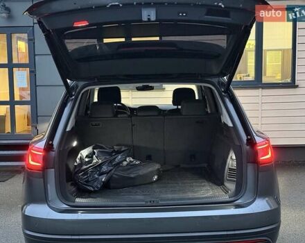 Серый Фольксваген Туарег, объемом двигателя 3 л и пробегом 41 тыс. км за 46900 $, фото 3 на Automoto.ua