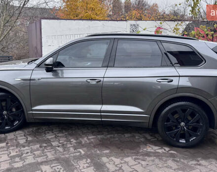 Серый Фольксваген Туарег, объемом двигателя 2.97 л и пробегом 172 тыс. км за 65000 $, фото 2 на Automoto.ua