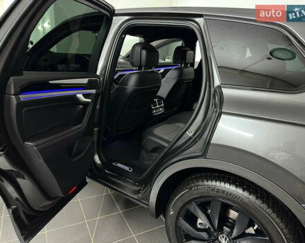 Серый Фольксваген Туарег, объемом двигателя 3 л и пробегом 141 тыс. км за 58999 $, фото 65 на Automoto.ua