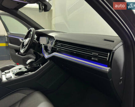 Серый Фольксваген Туарег, объемом двигателя 3 л и пробегом 141 тыс. км за 57999 $, фото 62 на Automoto.ua