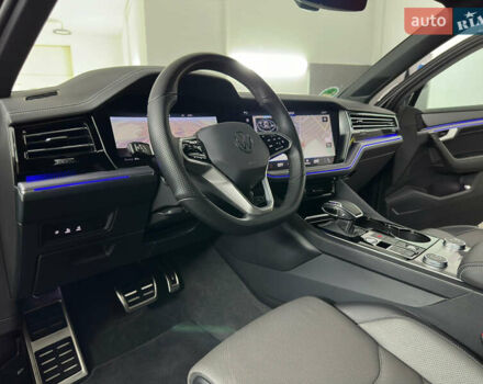 Серый Фольксваген Туарег, объемом двигателя 3 л и пробегом 141 тыс. км за 57999 $, фото 75 на Automoto.ua