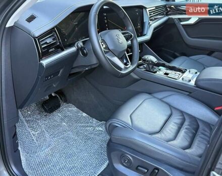 Серый Фольксваген Туарег, объемом двигателя 2.97 л и пробегом 156 тыс. км за 55300 $, фото 56 на Automoto.ua