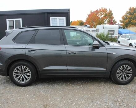 Серый Фольксваген Туарег, объемом двигателя 3 л и пробегом 18 тыс. км за 40200 $, фото 7 на Automoto.ua