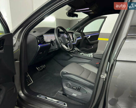 Серый Фольксваген Туарег, объемом двигателя 3 л и пробегом 141 тыс. км за 58999 $, фото 72 на Automoto.ua