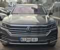 Серый Фольксваген Туарег, объемом двигателя 3 л и пробегом 137 тыс. км за 56900 $, фото 2 на Automoto.ua