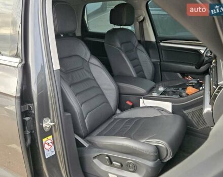 Серый Фольксваген Туарег, объемом двигателя 3 л и пробегом 137 тыс. км за 56900 $, фото 10 на Automoto.ua