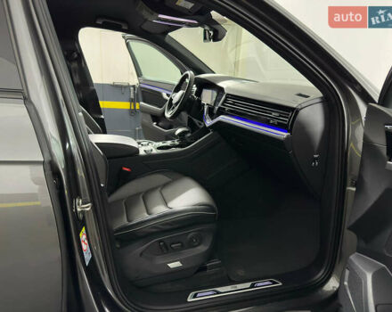 Серый Фольксваген Туарег, объемом двигателя 3 л и пробегом 141 тыс. км за 57999 $, фото 59 на Automoto.ua