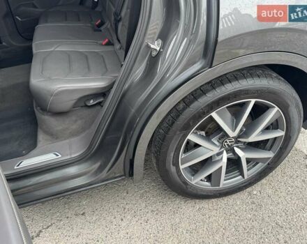 Серый Фольксваген Туарег, объемом двигателя 2.97 л и пробегом 158 тыс. км за 57900 $, фото 53 на Automoto.ua