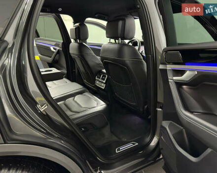 Серый Фольксваген Туарег, объемом двигателя 3 л и пробегом 141 тыс. км за 58999 $, фото 54 на Automoto.ua