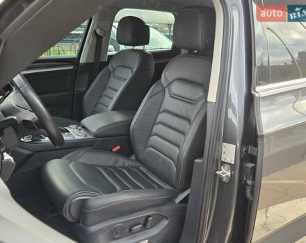 Серый Фольксваген Туарег, объемом двигателя 3 л и пробегом 137 тыс. км за 56900 $, фото 8 на Automoto.ua