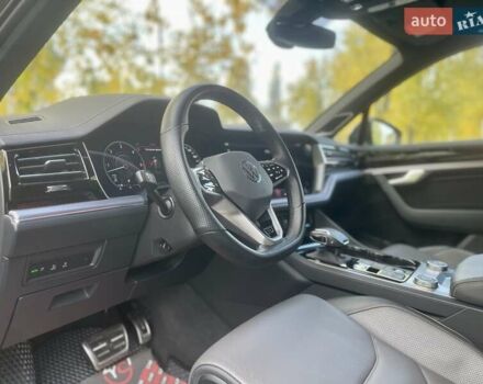 Серый Фольксваген Туарег, объемом двигателя 3 л и пробегом 97 тыс. км за 58999 $, фото 28 на Automoto.ua