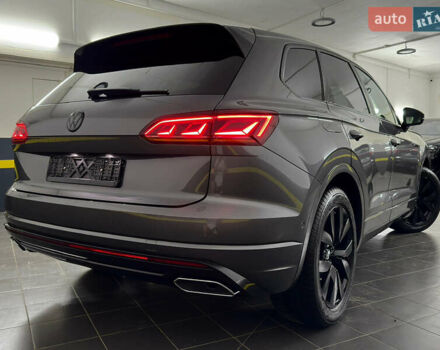 Серый Фольксваген Туарег, объемом двигателя 3 л и пробегом 141 тыс. км за 58999 $, фото 5 на Automoto.ua