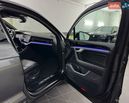 Серый Фольксваген Туарег, объемом двигателя 3 л и пробегом 141 тыс. км за 57999 $, фото 58 на Automoto.ua