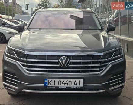 Серый Фольксваген Туарег, объемом двигателя 3 л и пробегом 137 тыс. км за 56900 $, фото 2 на Automoto.ua