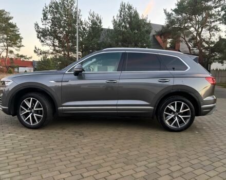 Серый Фольксваген Туарег, объемом двигателя 3 л и пробегом 14 тыс. км за 40000 $, фото 2 на Automoto.ua