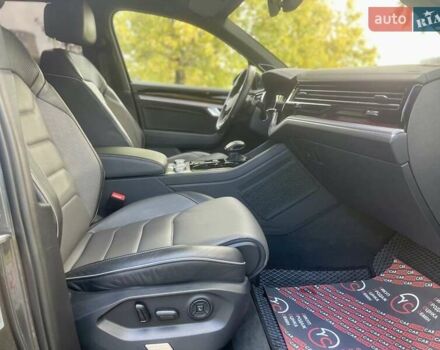 Серый Фольксваген Туарег, объемом двигателя 3 л и пробегом 97 тыс. км за 58999 $, фото 33 на Automoto.ua