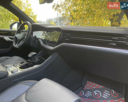 Серый Фольксваген Туарег, объемом двигателя 3 л и пробегом 97 тыс. км за 59400 $, фото 35 на Automoto.ua