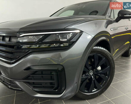 Серый Фольксваген Туарег, объемом двигателя 3 л и пробегом 141 тыс. км за 58999 $, фото 3 на Automoto.ua