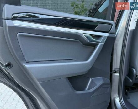 Серый Фольксваген Туарег, объемом двигателя 2.97 л и пробегом 156 тыс. км за 55300 $, фото 65 на Automoto.ua