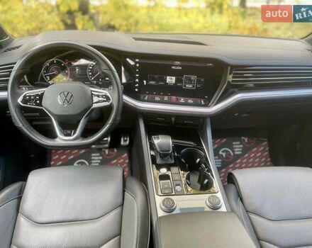 Серый Фольксваген Туарег, объемом двигателя 3 л и пробегом 97 тыс. км за 58999 $, фото 4 на Automoto.ua