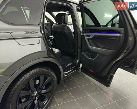 Серый Фольксваген Туарег, объемом двигателя 3 л и пробегом 141 тыс. км за 58999 $, фото 53 на Automoto.ua