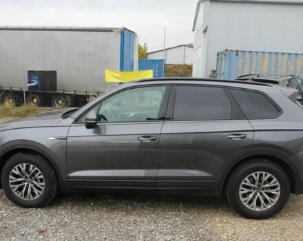 Серый Фольксваген Туарег, объемом двигателя 3 л и пробегом 18 тыс. км за 40200 $, фото 3 на Automoto.ua