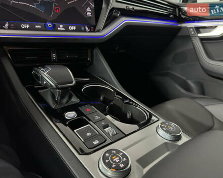 Серый Фольксваген Туарег, объемом двигателя 3 л и пробегом 141 тыс. км за 58999 $, фото 85 на Automoto.ua