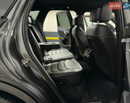 Серый Фольксваген Туарег, объемом двигателя 3 л и пробегом 141 тыс. км за 58999 $, фото 55 на Automoto.ua