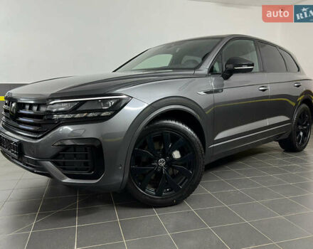 Серый Фольксваген Туарег, объемом двигателя 3 л и пробегом 141 тыс. км за 57999 $, фото 2 на Automoto.ua