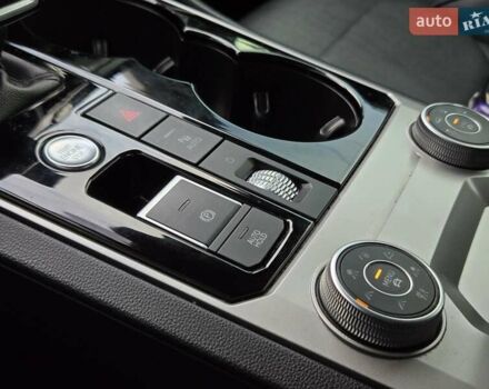 Серый Фольксваген Туарег, объемом двигателя 3 л и пробегом 137 тыс. км за 56900 $, фото 27 на Automoto.ua