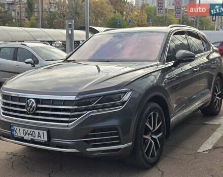 Серый Фольксваген Туарег, объемом двигателя 3 л и пробегом 137 тыс. км за 56900 $, фото 1 на Automoto.ua