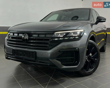 Серый Фольксваген Туарег, объемом двигателя 3 л и пробегом 141 тыс. км за 58999 $, фото 1 на Automoto.ua