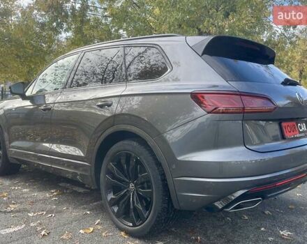 Серый Фольксваген Туарег, объемом двигателя 3 л и пробегом 97 тыс. км за 58999 $, фото 2 на Automoto.ua