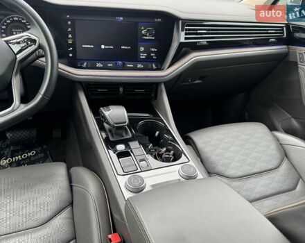 Серый Фольксваген Туарег, объемом двигателя 2.97 л и пробегом 158 тыс. км за 57900 $, фото 48 на Automoto.ua