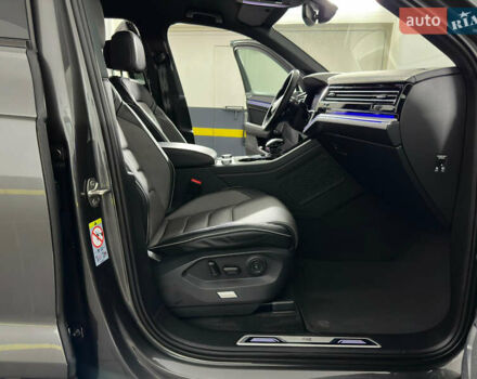 Серый Фольксваген Туарег, объемом двигателя 3 л и пробегом 141 тыс. км за 58999 $, фото 60 на Automoto.ua