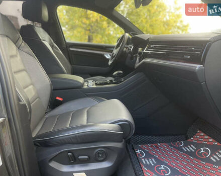 Серый Фольксваген Туарег, объемом двигателя 3 л и пробегом 97 тыс. км за 59400 $, фото 34 на Automoto.ua