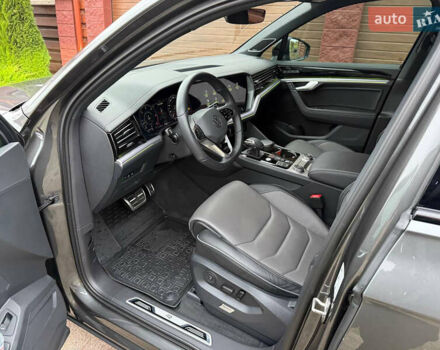 Серый Фольксваген Туарег, объемом двигателя 2.97 л и пробегом 43 тыс. км за 76900 $, фото 19 на Automoto.ua