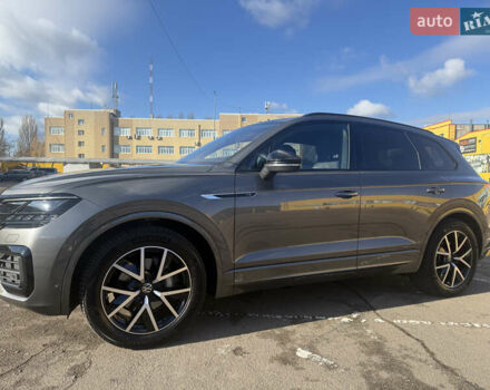 Серый Фольксваген Туарег, объемом двигателя 2.97 л и пробегом 45 тыс. км за 77575 $, фото 3 на Automoto.ua