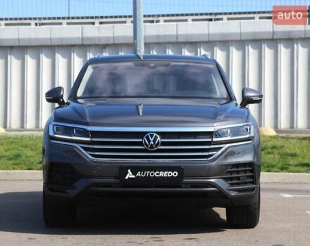 Серый Фольксваген Туарег, объемом двигателя 2.97 л и пробегом 50 тыс. км за 60500 $, фото 1 на Automoto.ua