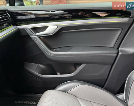 Серый Фольксваген Туарег, объемом двигателя 2.97 л и пробегом 43 тыс. км за 76900 $, фото 27 на Automoto.ua