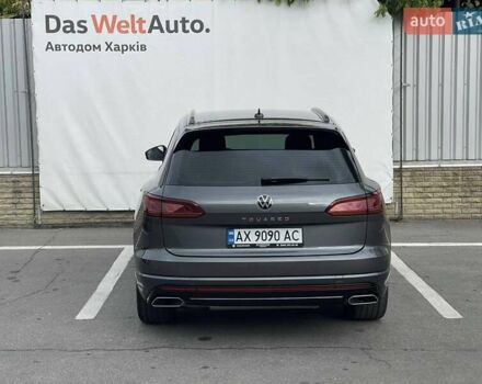 Сірий Фольксваген Туарег, об'ємом двигуна 2.97 л та пробігом 41 тис. км за 71990 $, фото 4 на Automoto.ua