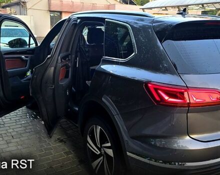 Серый Фольксваген Туарег, объемом двигателя 3 л и пробегом 41 тыс. км за 62000 $, фото 2 на Automoto.ua