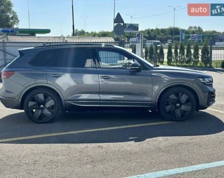 Серый Фольксваген Туарег, объемом двигателя 2.99 л и пробегом 13 тыс. км за 82000 $, фото 3 на Automoto.ua