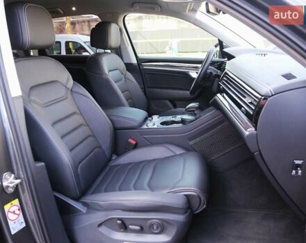 Серый Фольксваген Туарег, объемом двигателя 2.97 л и пробегом 50 тыс. км за 60500 $, фото 10 на Automoto.ua