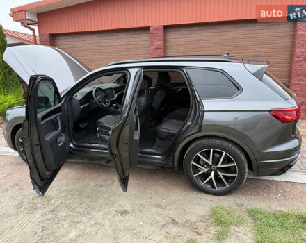 Серый Фольксваген Туарег, объемом двигателя 2.97 л и пробегом 43 тыс. км за 76900 $, фото 29 на Automoto.ua