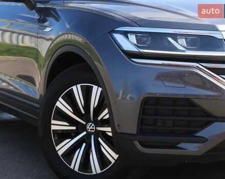 Серый Фольксваген Туарег, объемом двигателя 2.97 л и пробегом 50 тыс. км за 60500 $, фото 3 на Automoto.ua