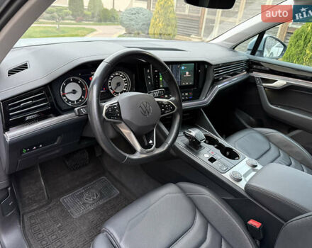 Серый Фольксваген Туарег, объемом двигателя 2.97 л и пробегом 62 тыс. км за 59800 $, фото 13 на Automoto.ua
