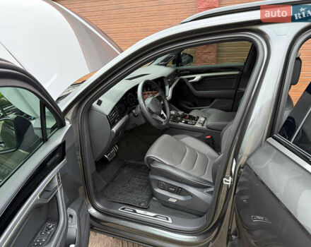 Серый Фольксваген Туарег, объемом двигателя 2.97 л и пробегом 43 тыс. км за 76900 $, фото 22 на Automoto.ua