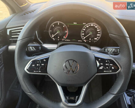 Серый Фольксваген Туарег, объемом двигателя 2.97 л и пробегом 45 тыс. км за 77575 $, фото 14 на Automoto.ua